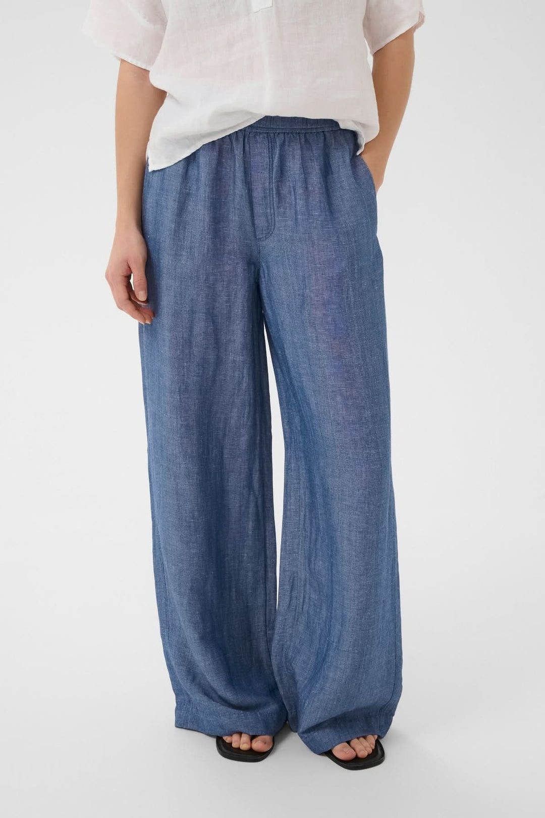 Pantalon fluide Biana en tissu léger, coupe large avec taille élastique, poches latérales et finition douce, pour un style décontracté.