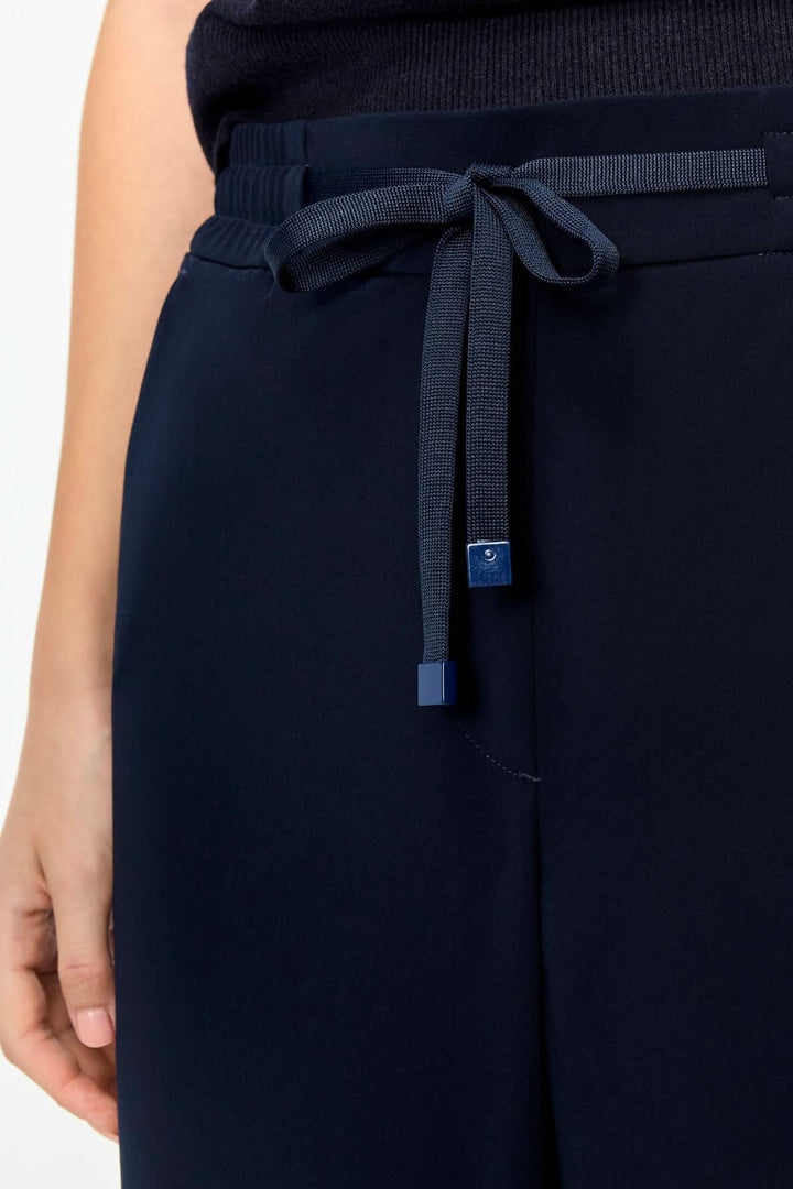 Pantalon fluide CHRISTY bleu marine avec taille élastique et cordon ajustable, coupe droite élégante et polyvalente.
