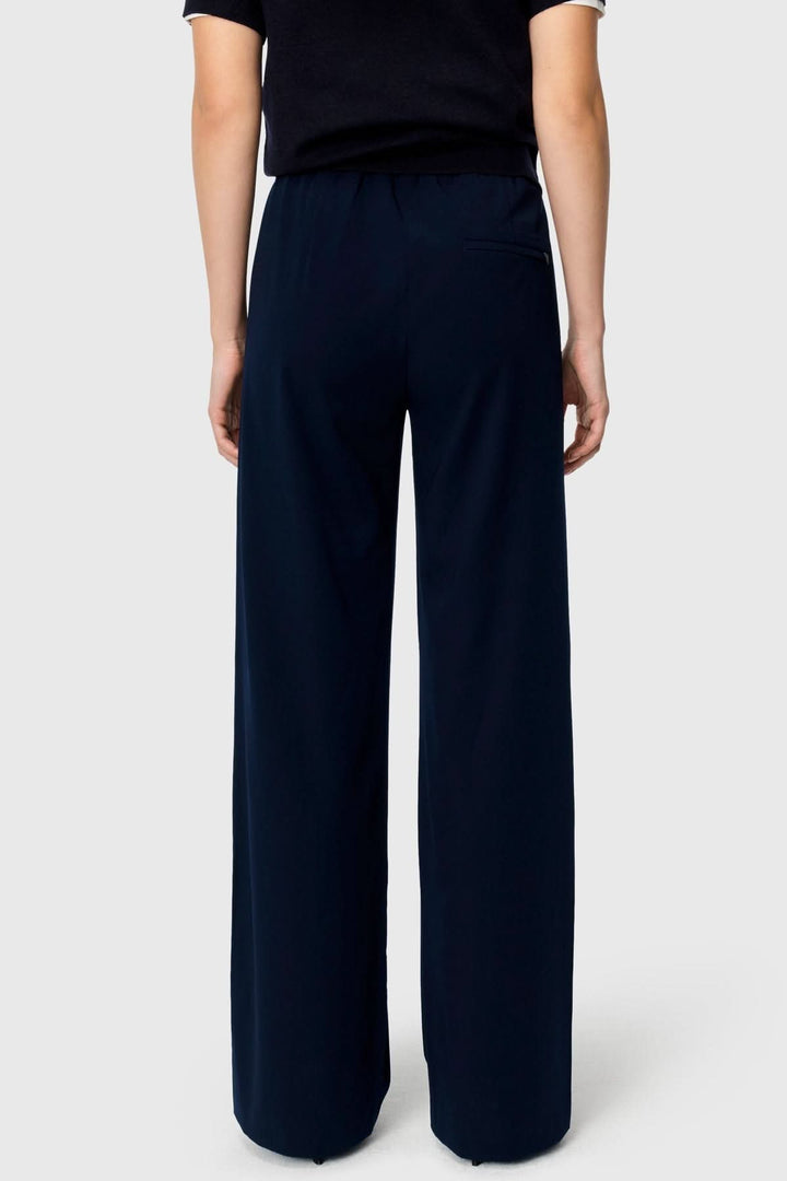 Vue arrière du Pantalon fluide CHRISTY, coupe droite, avec taille élastique et jambe ample, idéal pour un look décontracté et élégant.