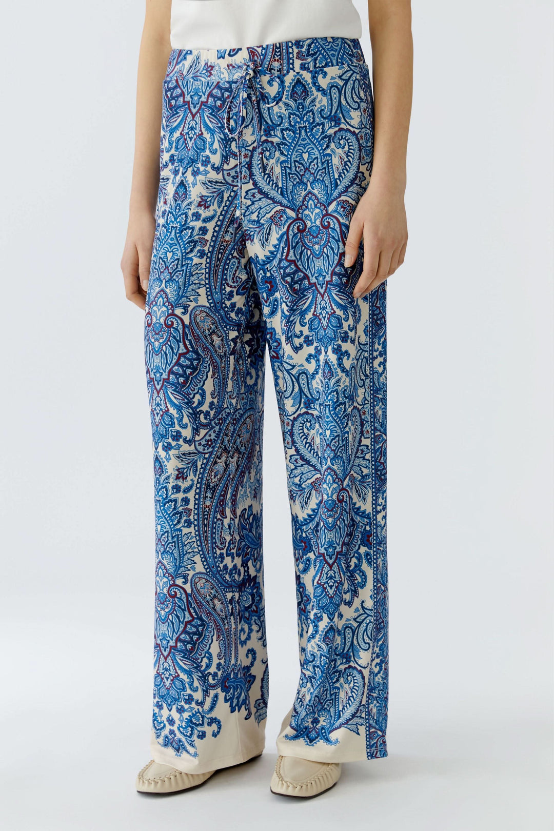 Pantalon fluide à imprimé cachemire bleu, coupe droite évasée, pour un look bohème élégant et confortable.