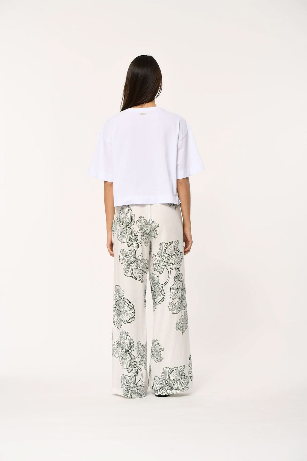 Pantalon fluide imprimé à coupe large JAKOTA porté avec un haut blanc, vue de dos, imprimé artistique sur fond clair.
