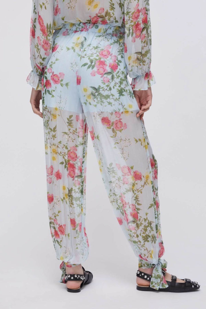 Vue arrière du pantalon fluide à imprimé floral, jambes longues et ourlets noués, tissu léger idéal pour l&