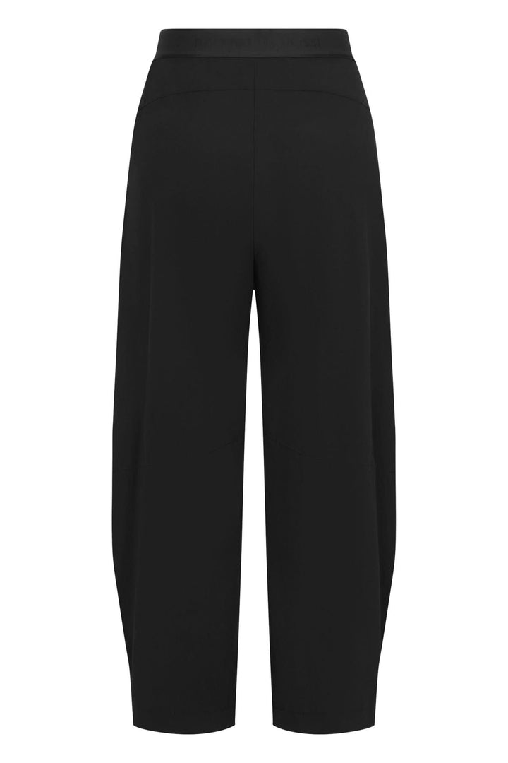Pantalon fluide à jambe large, silhouette moderne et élégante, tissu fluide noir, idéal pour un look sophistiqué et confortable.