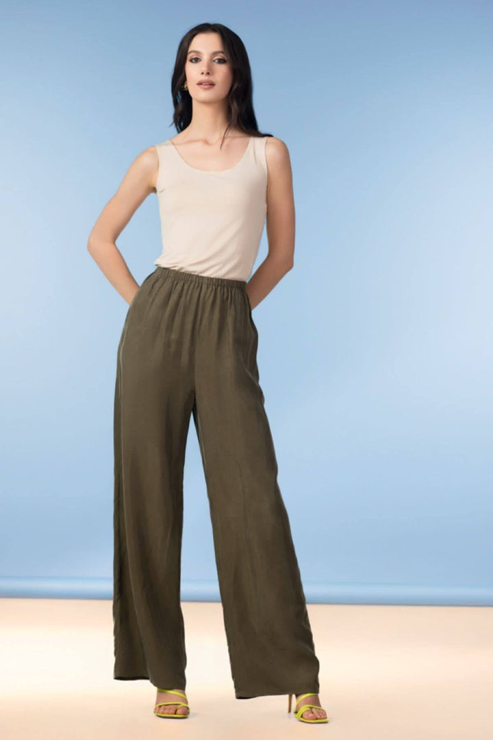 Pantalon fluide taille élastique ample, idéal pour un look décontracté et élégant, avec une silhouette naturelle et des détails modernes.