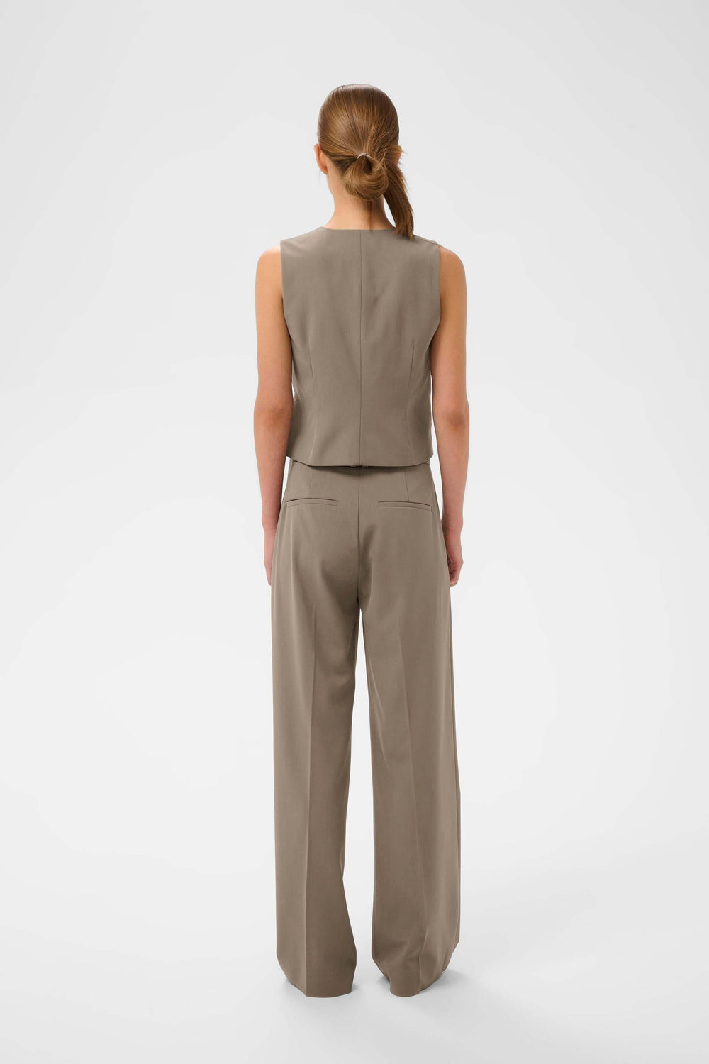Pantalon habillé Haisly à jambe large, vue arrière, femme portant un haut assorti, couleur taupe, style élégant et contemporain.