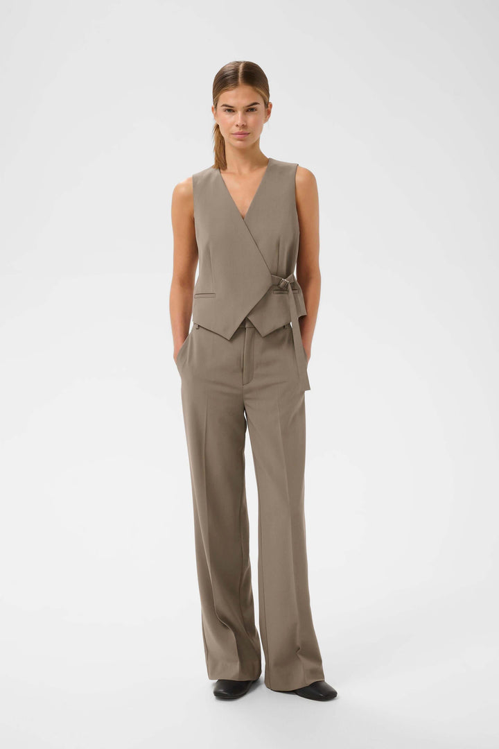 Pantalon habillé Haisly à jambe large pour un look élégant et confortable, idéal pour les occasions formelles ou professionnelles.