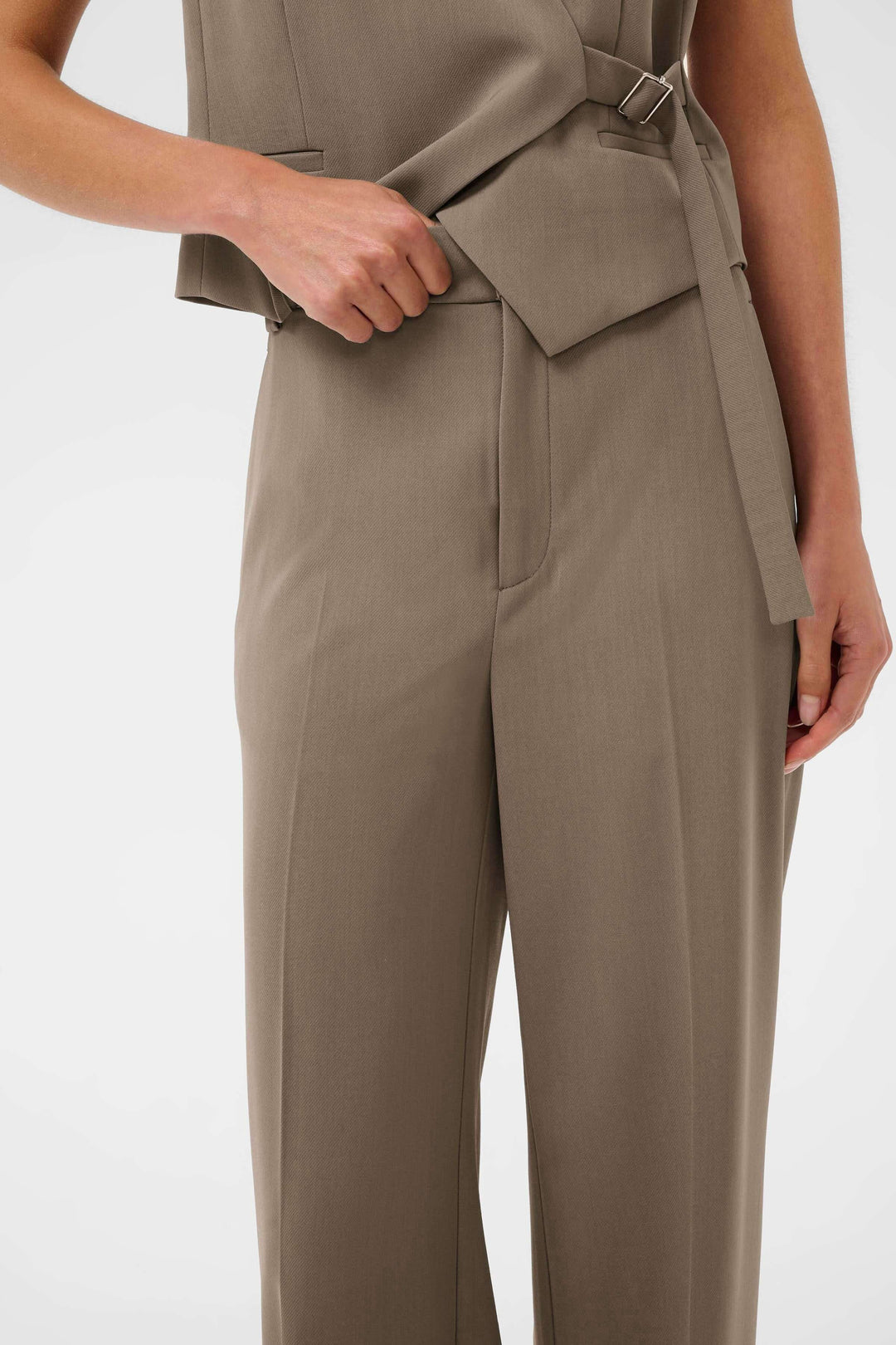 Pantalon habillé Haisly à jambe large pour une silhouette élégante et confortable, idéal pour tenues professionnelles ou formelles.