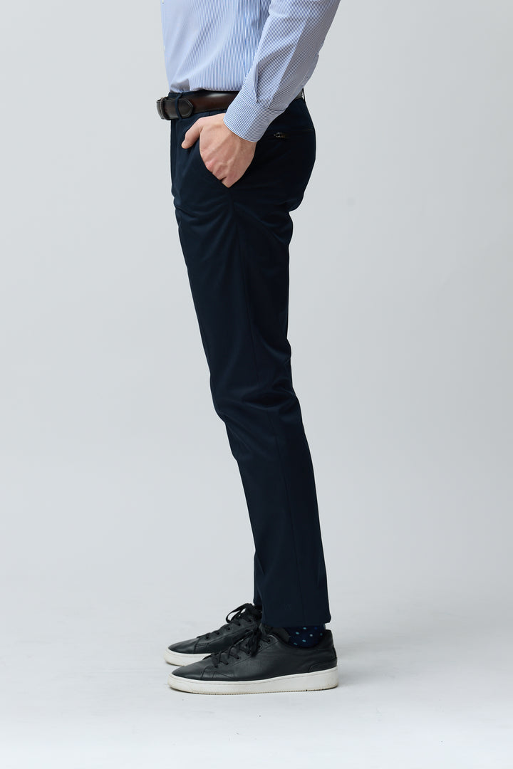 Homme portant un pantalon habillé coupe ajustée avec chemise et ceinture, idéal pour un look professionnel ou décontracté.