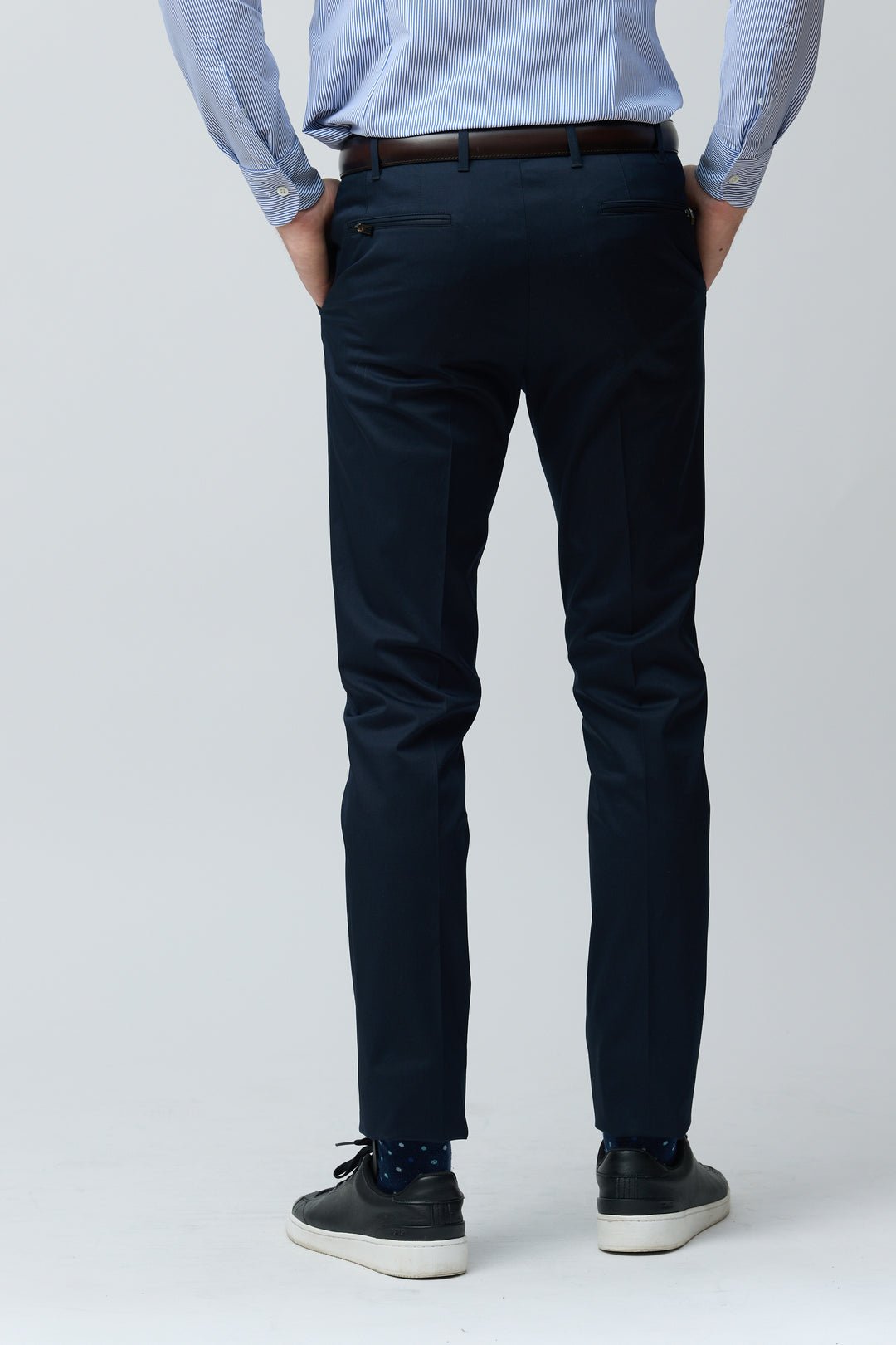 Pantalon habillé coupe ajustée pour un look professionnel élégant et confortable, parfait avec chemise ou polo.