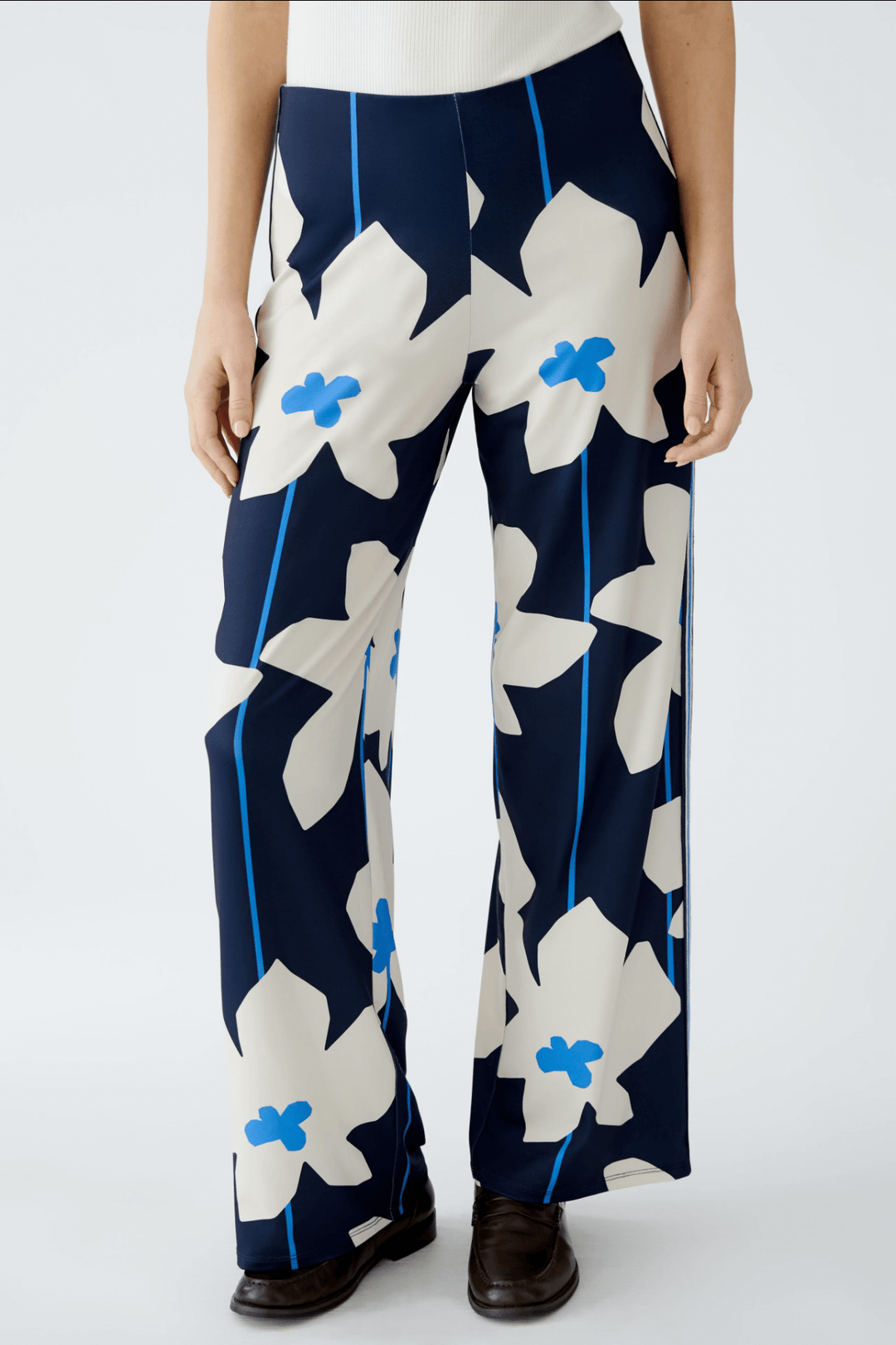 Pantalon imprimé fleurs bleu et blanc avec coupe ample et taille élastiquée, idéal pour un style chic et décontracté.
