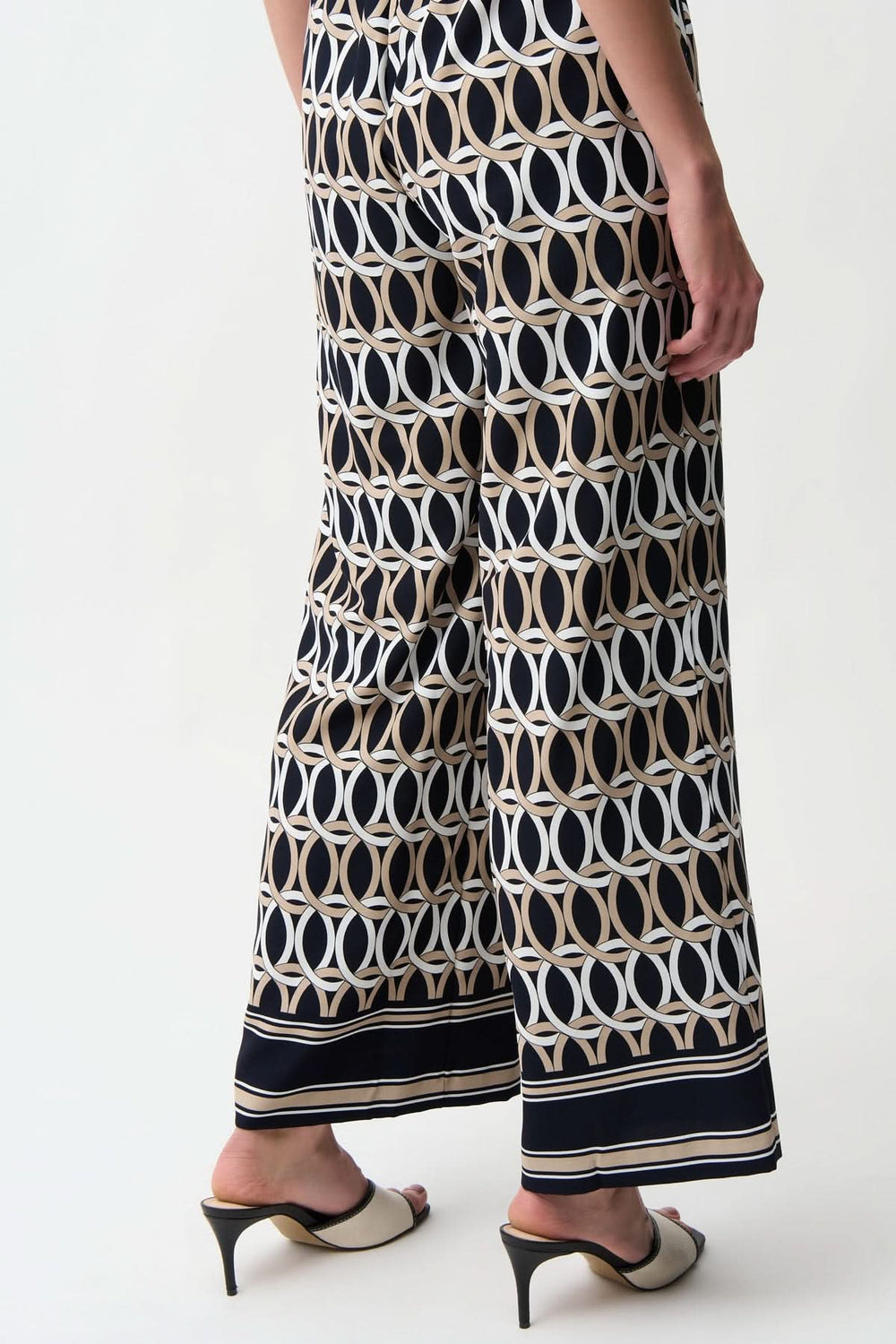 Pantalon imprimé fluide avec motif graphique, coupe droite fluide et taille élastique, parfait pour un look moderne et confortable.