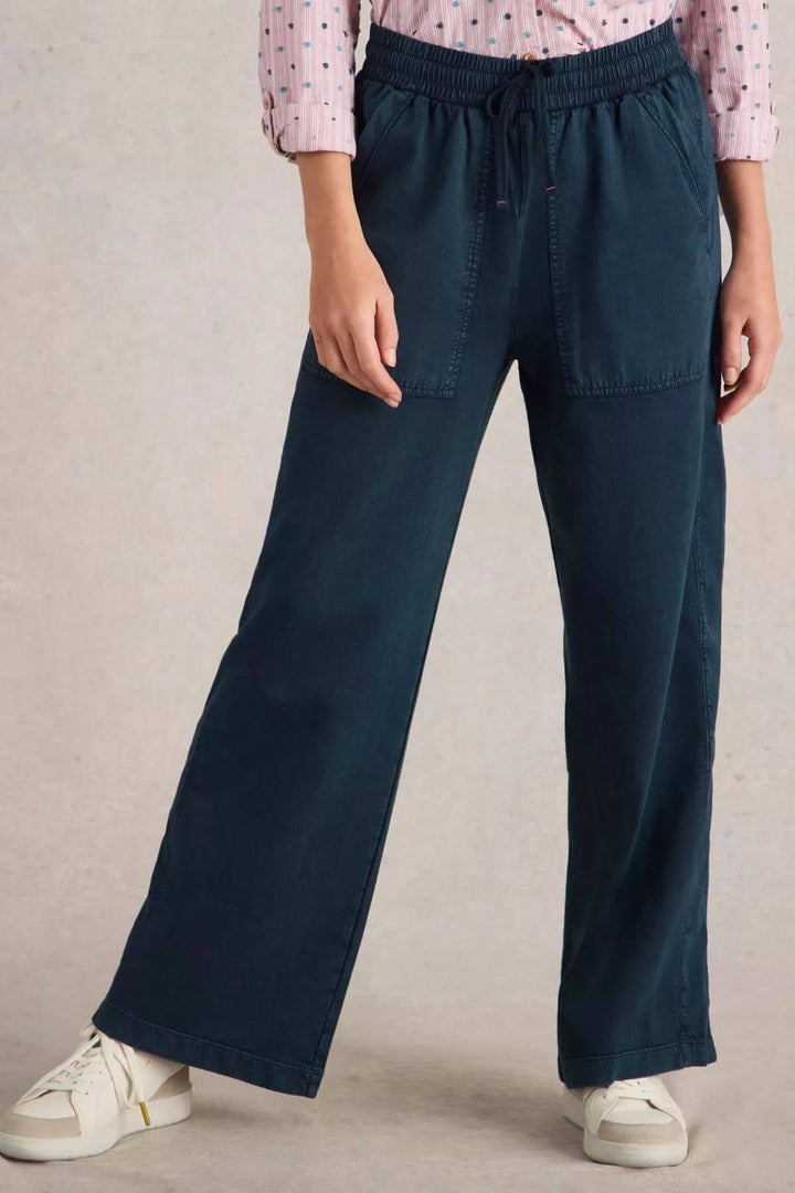 Pantalon à jambe large Ava en bleu marine, confortable avec ceinture élastiquée, parfait pour un look décontracté.