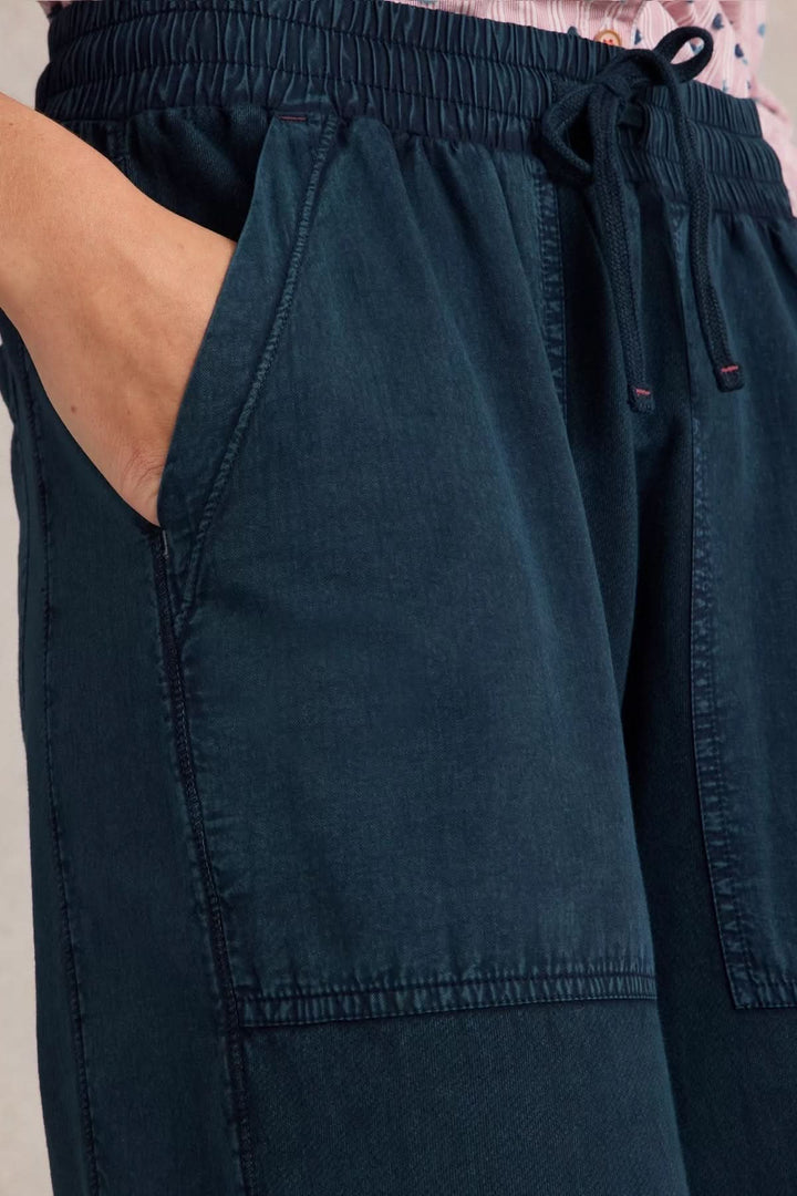 Détail du pantalon à jambes larges Ava, montrant la ceinture élastiquée et les poches pratiques.
