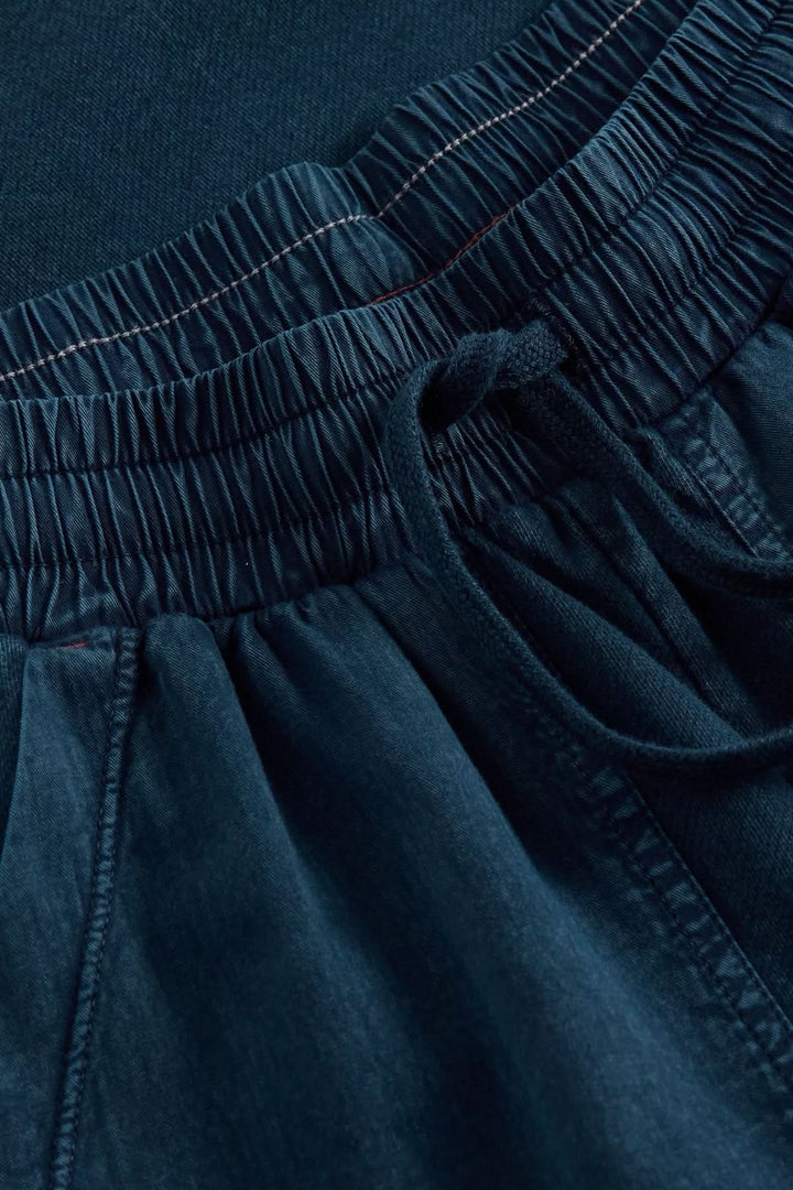 Détail de la ceinture élastiquée et texture du pantalon à jambe large Ava.