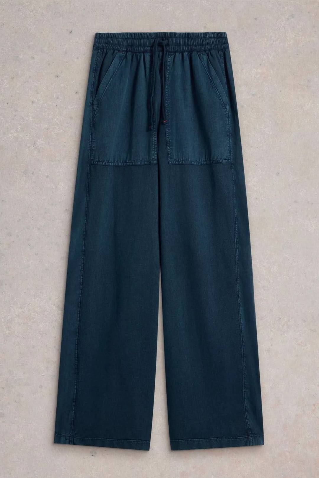 Pantalon à jambes larges en denim avec ceinture élastiquée et poches, parfait pour un look décontracté.