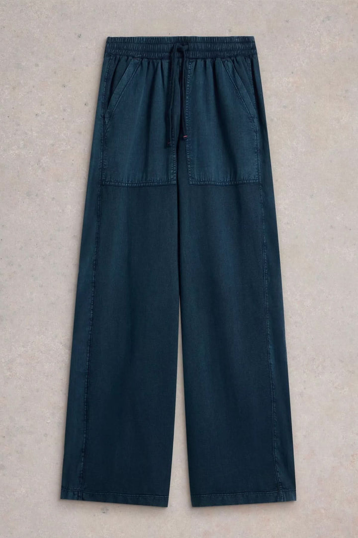 Pantalon à jambes larges en denim avec ceinture élastiquée et poches, parfait pour un look décontracté.