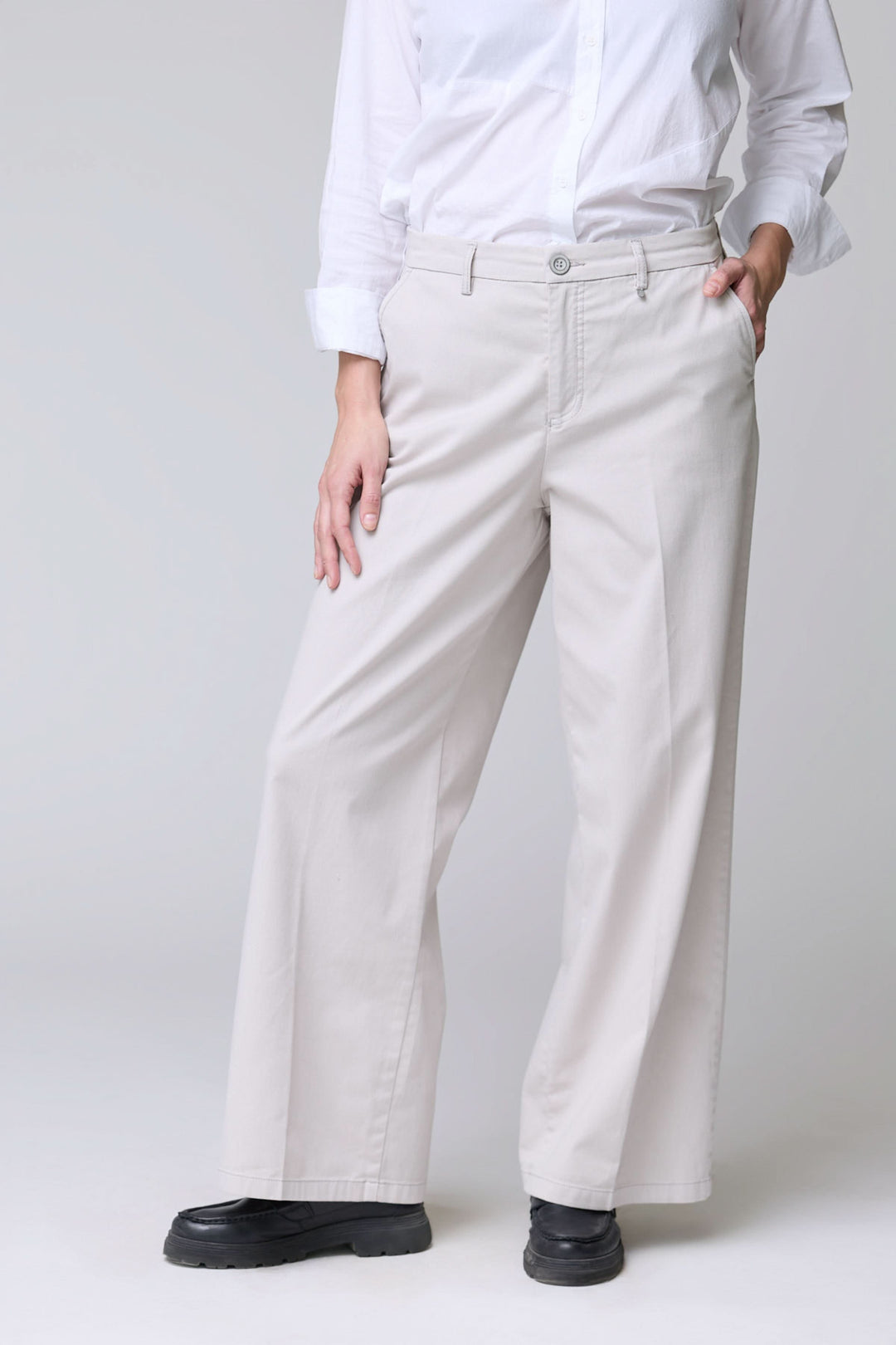 Homme portant un pantalon à jambe large élégant et confortable avec poches latérales pratiques et tissu extensible, idéal pour le bureau.