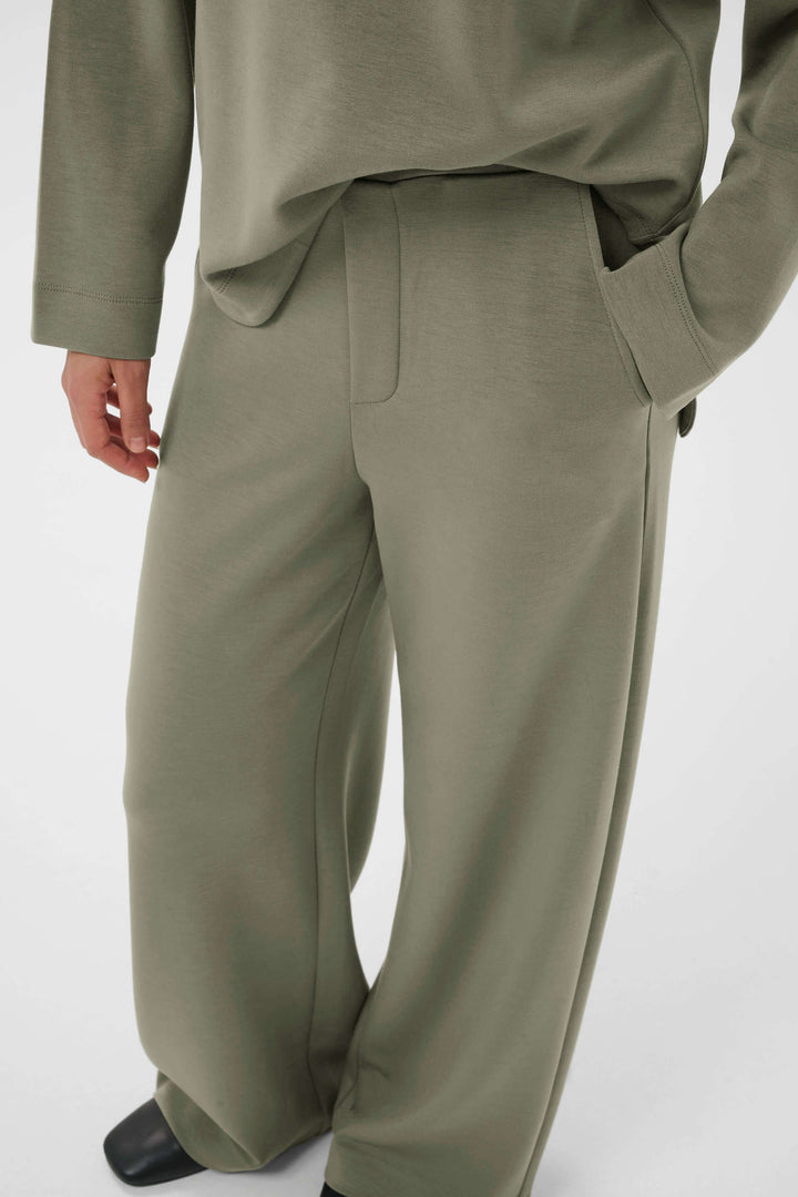 Pantalon à jambe large Gincette en tissu vert avec coupe fluide et élégante, offrant confort et style contemporain pour toutes occasions.