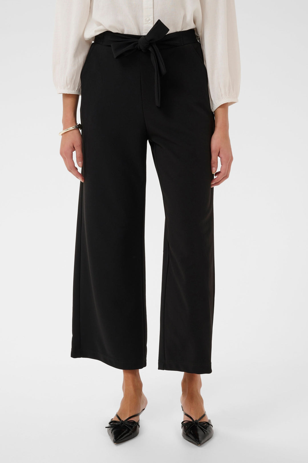 Pantalon jambe large Phoebe noir avec ceinture intégrée nouée, coupe fluide et élégante, porté par un mannequin.