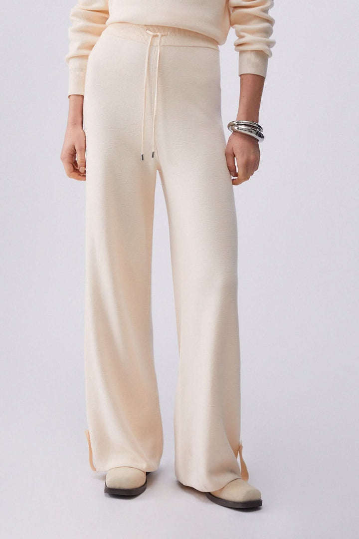 Pantalon jogging en maille à jambe large avec taille élastique et cordon de serrage, élégant et confortable.