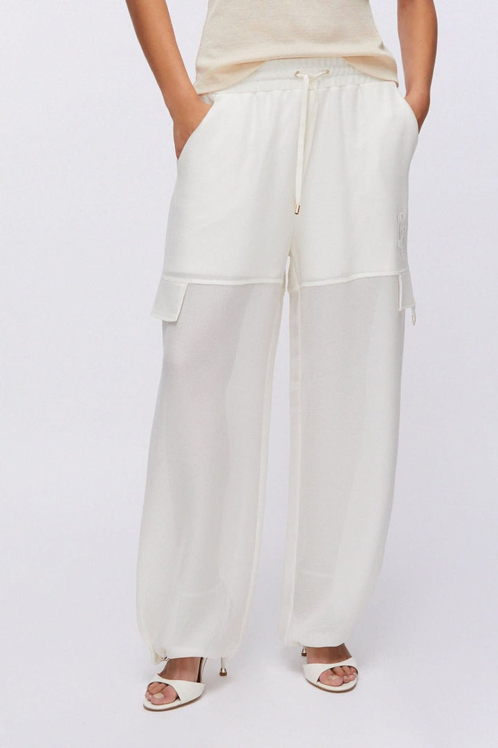 Pantalon jogging large à cordon blanc élégant avec coupe ample, taille élastique et poches latérales, parfait pour style décontracté.