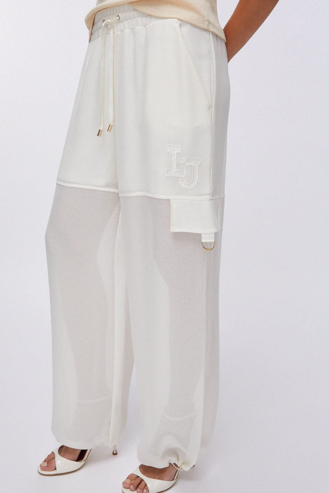 Pantalon jogging large à cordon blanc avec coupe ample et poches latérales, parfait pour un style décontracté et contemporain.