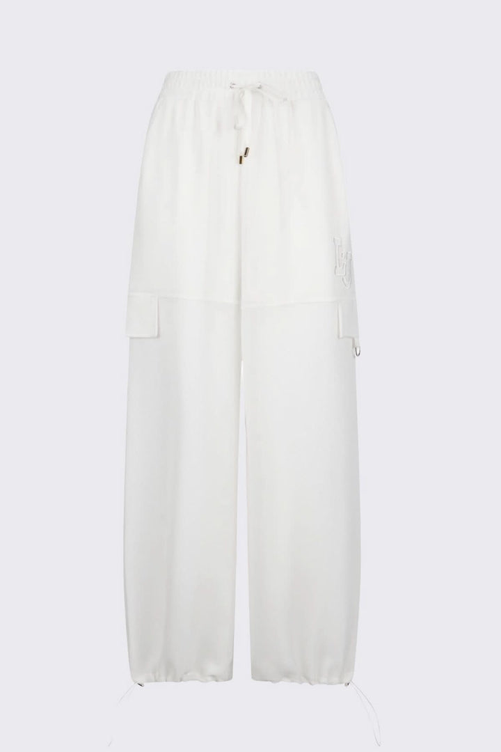 Pantalon jogging large à cordon blanc, coupe ample et fluide avec poches latérales et empiècement cargo, taille élastique et cordon ajustable.