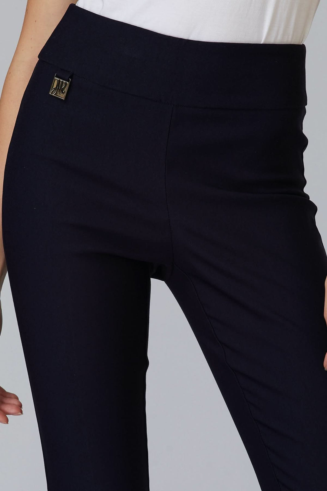Pantalon à la cheville en noir avec taille extensible et logo, coupe ajustée, longueur 7/8.