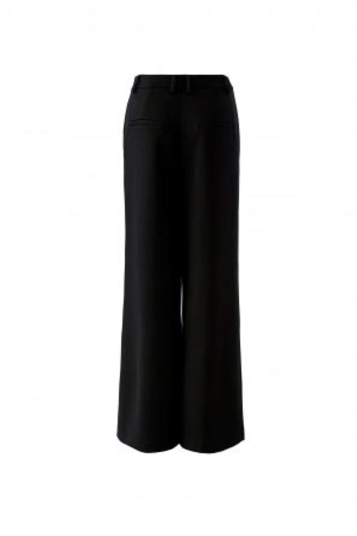 Pantalon large effet cuir noir avec coupe fluide et poches arrière pour une touche sophistiquée mode.