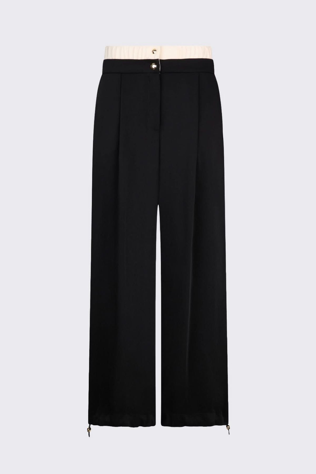 Pantalon large à plis avec taille contrastante et boutons décoratifs, offrant une silhouette élégante et contemporaine.