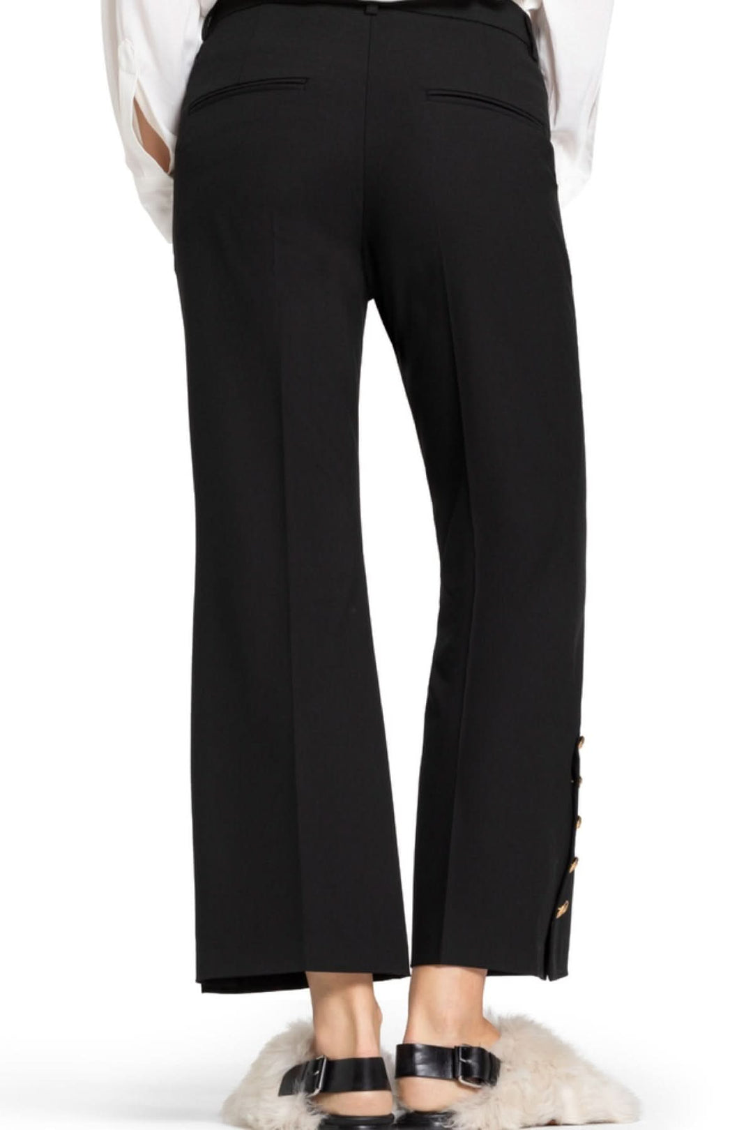 Pantalon élégant à coupe droite avec détails boutons dorés au bas des jambes, idéal pour un look sophistiqué.