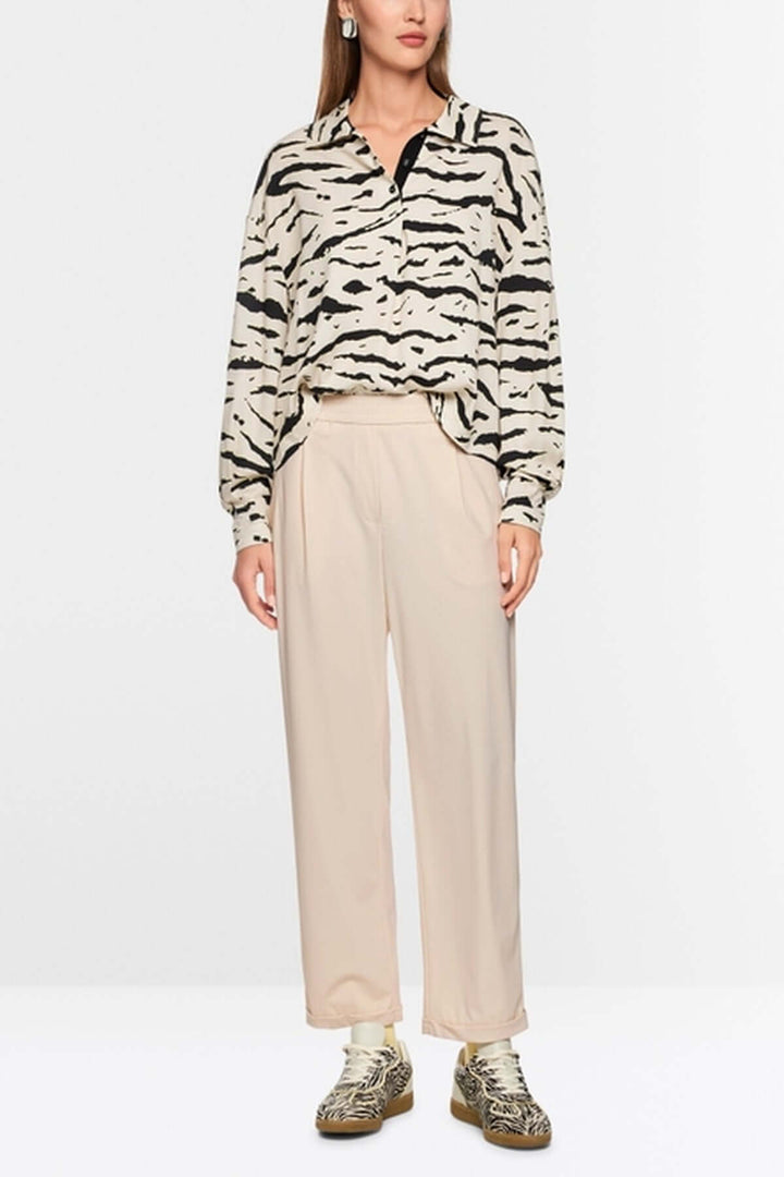 Pantalon léger WUXI décontracté avec jambes raccourcies et bande latérale sportive, porté par mannequin avec chemise imprimée.