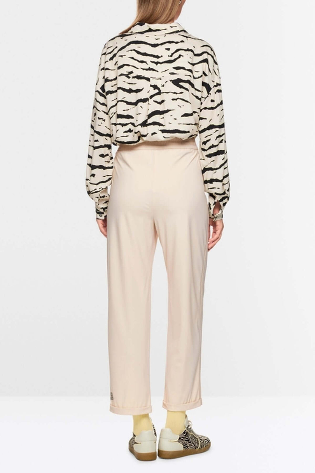 Femme portant le Pantalon léger WUXI beige, coupe décontractée, jambes raccourcies.