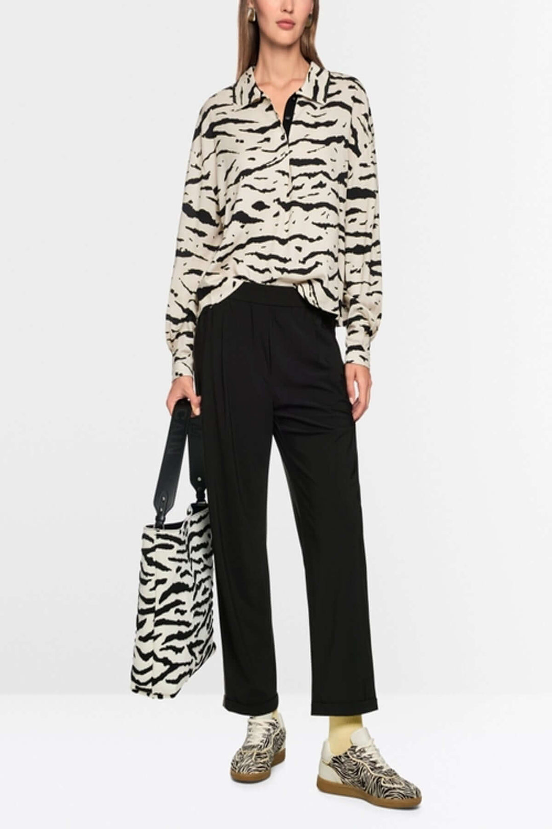 Modèle habillé avec le Pantalon léger WUXI noir, ourlet sportif, taille élastique, poches latérales, et coupe responsable.