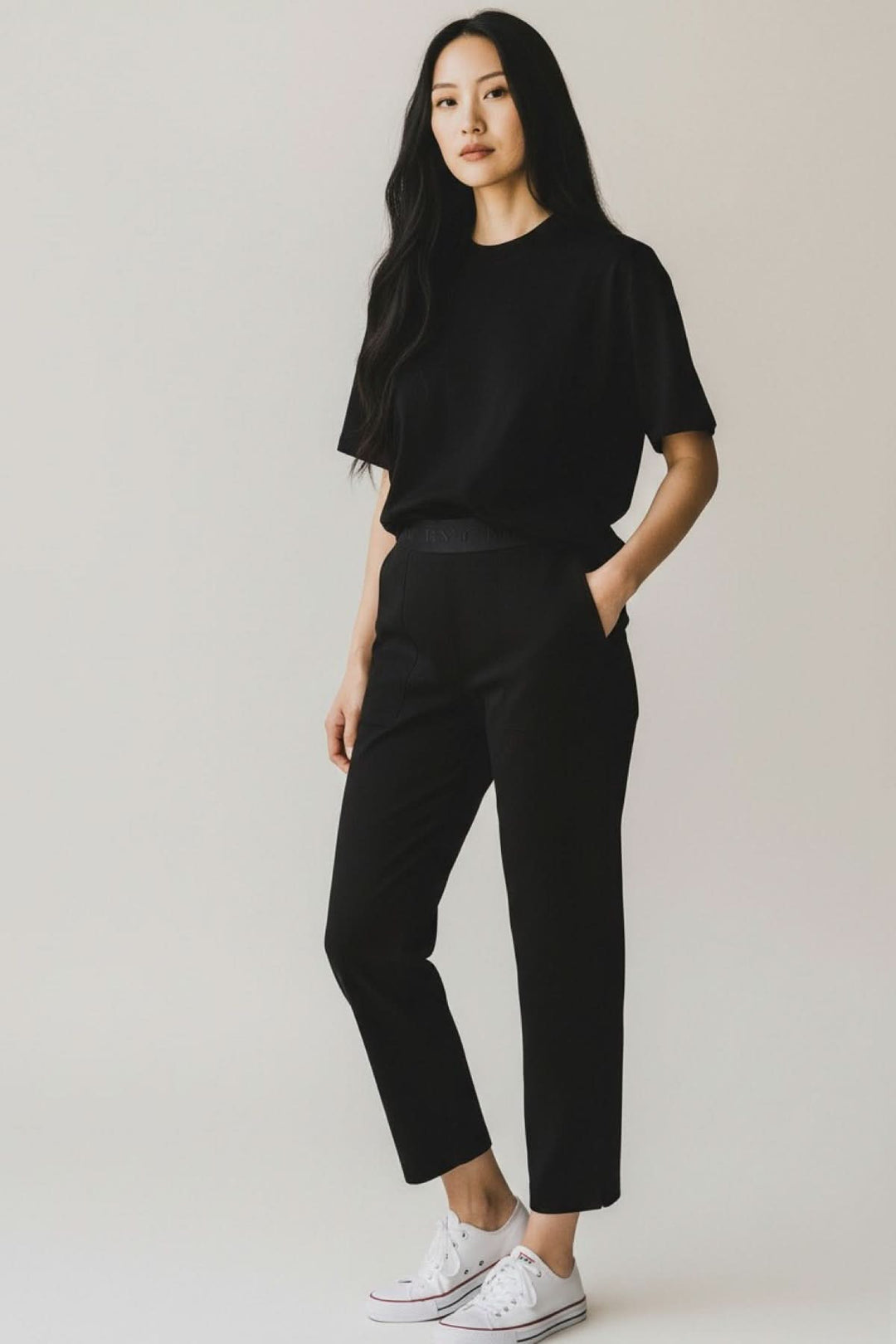 Femme portant le pantalon pull-on Elena Utility noir, confort et élégance dans une silhouette épurée, taille élastique pour un ajustement parfait.