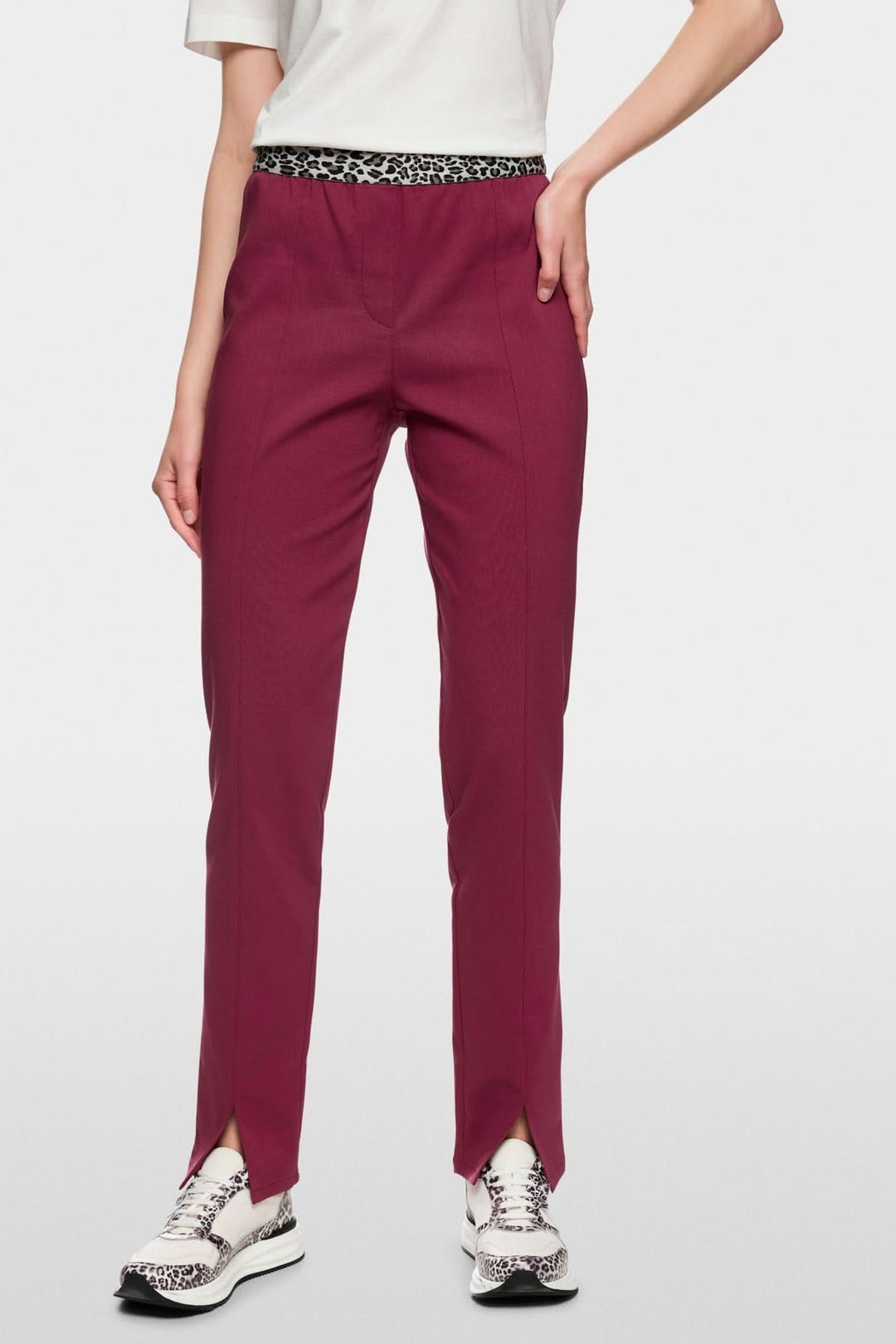 Pantalon pull-on SIENA coupe slim avec taille élastique, pli structuré et fente avant, présenté sur mannequin.