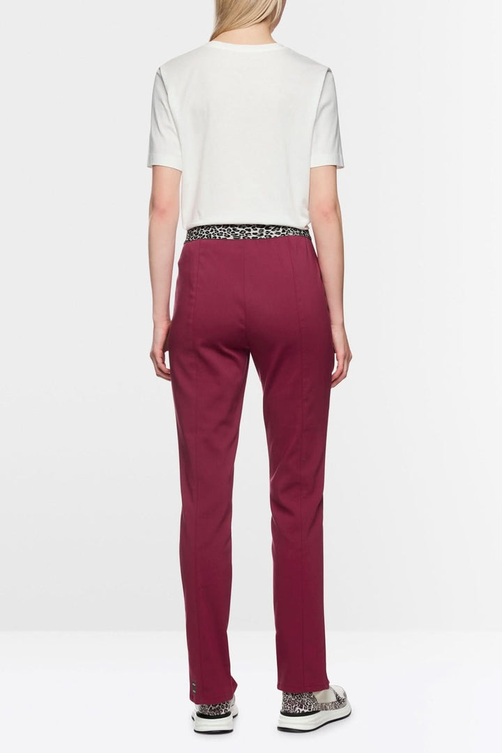 Vue arrière du Pantalon pull-on SIENA coupe slim, avec taille élastique et jambes ajustées, idéal pour confort et élégance au quotidien.