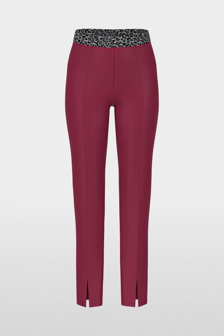 Pantalon pull-on SIENA coupe slim bordeaux avec taille élastique à motif, plis structurés et fentes avant pour un look élégant et confortable.