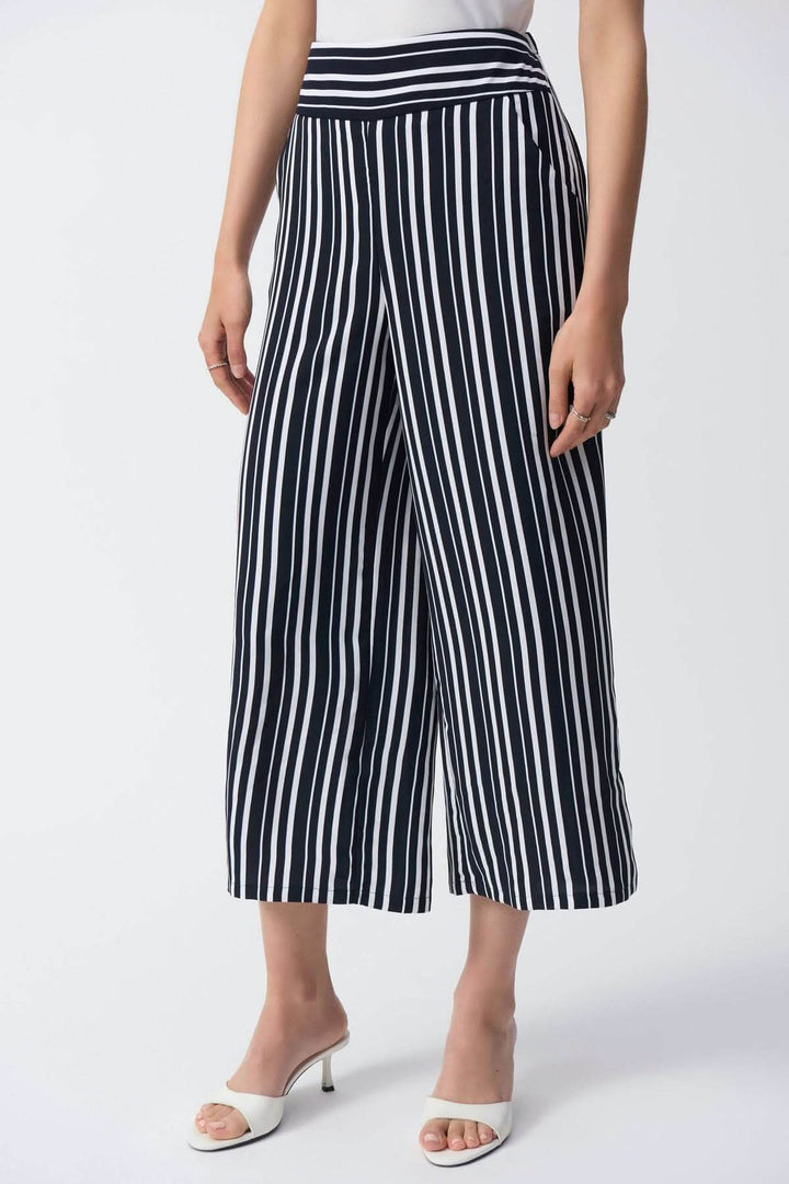 Pantalon rayé évasé, léger avec large ceinture et jambes larges pour une allure élégante et moderne.