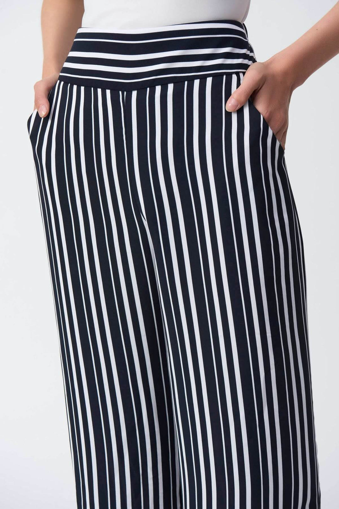 Pantalon rayé évasé avec ceinture large, poches latérales et style décontracté.