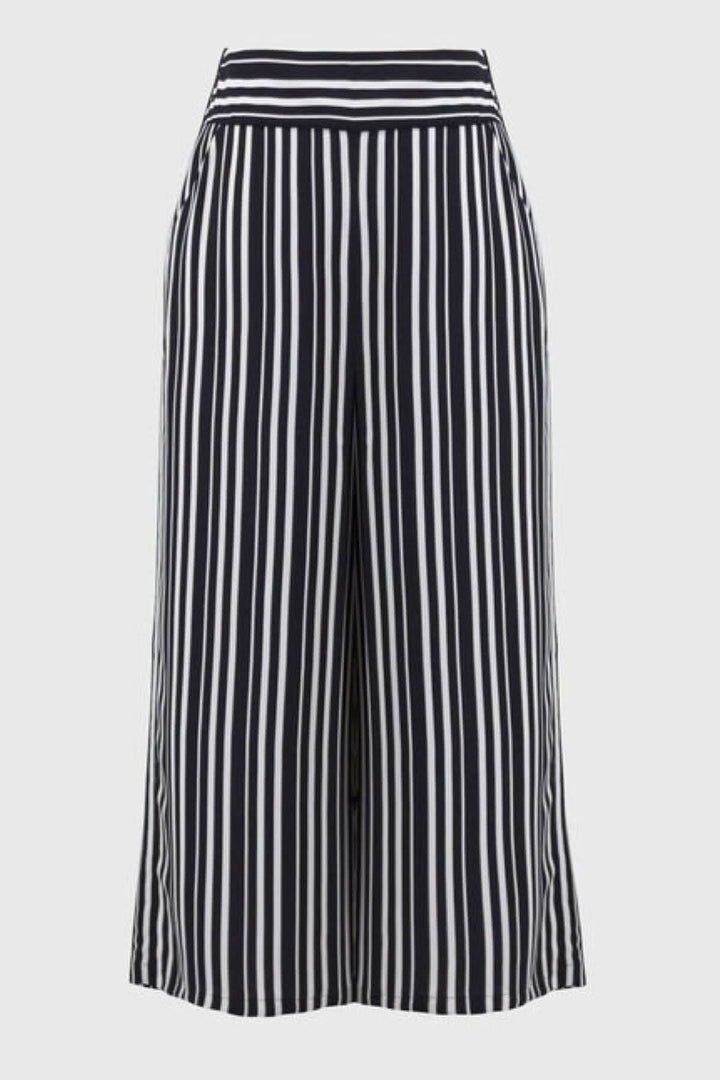 Pantalon rayé évasé, léger et souple, avec ceinture large et jambes larges pour une allure élégante et confortable.