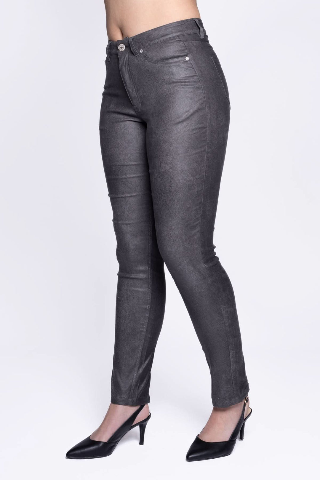 Pantalon simili cuir extensible à 5 poches, coupe ajustée, élégant et confortable, porté avec des talons.