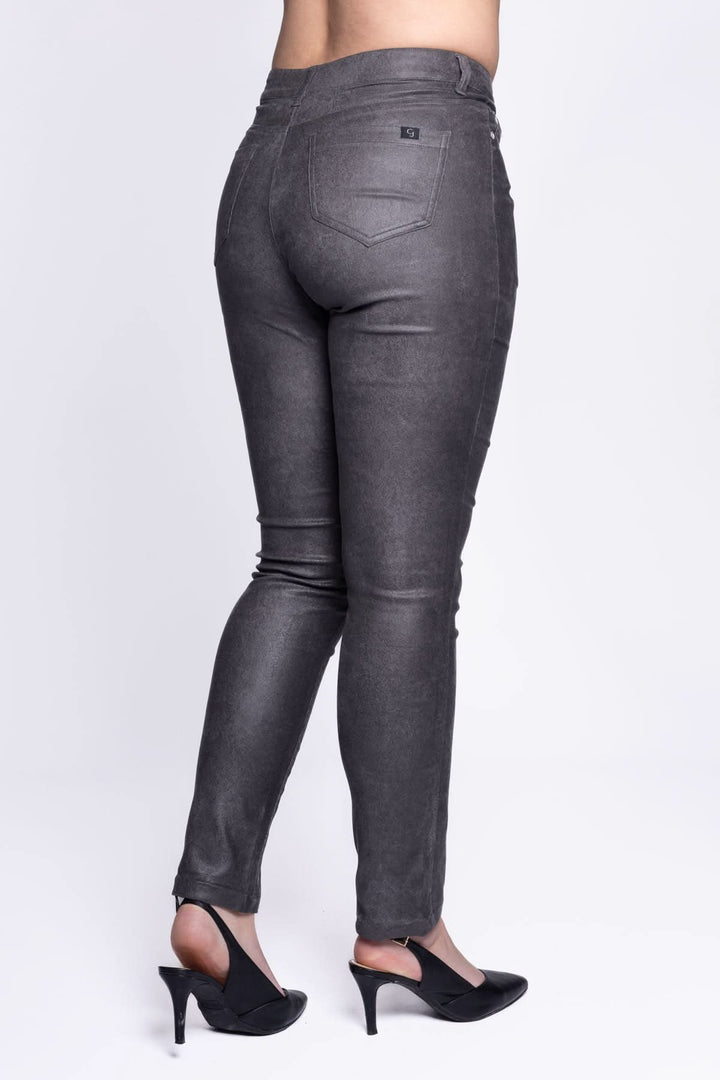 Pantalon simili cuir extensible à 5 poches, coupe ajustée, vue arrière, en gris, porté avec des chaussures à talons.