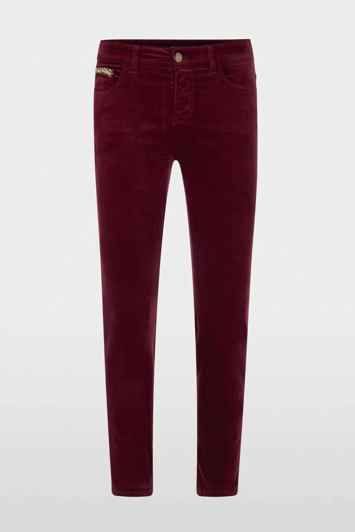 Pantalon velours taille basse bordeaux, coupe ajustée avec détails discrets et poches élégantes.