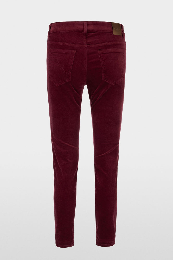 Pantalon taille basse en velours bordeaux avec coupe ajustée et poches arrière élégantes.