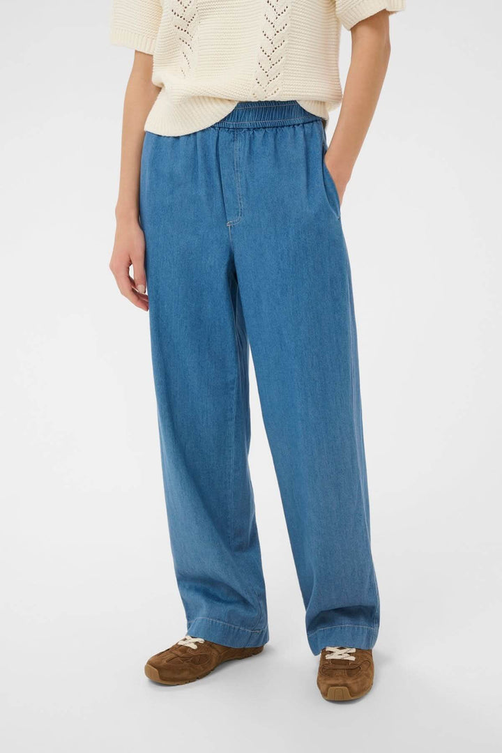 Pantalon taille élastique Aina en denim léger avec coupe droite pour un style décontracté et confortable, idéal pour un look casual.