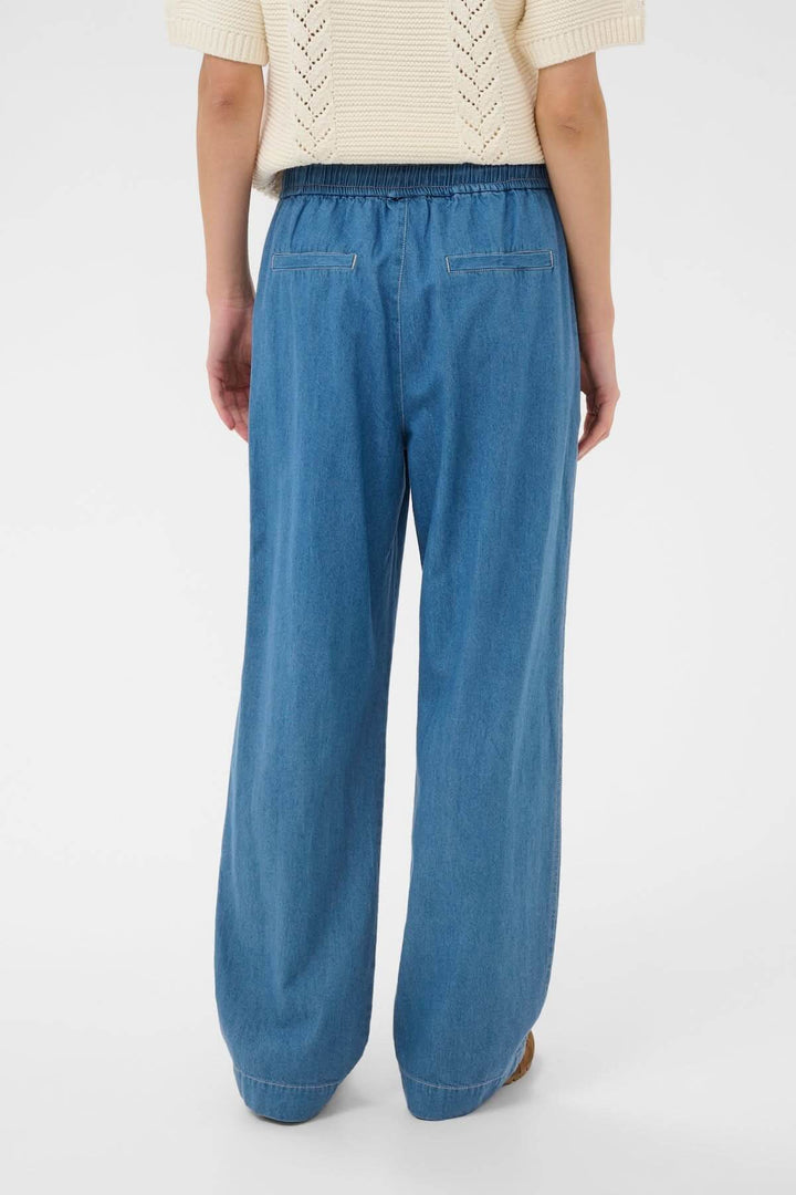 Vue arrière du Pantalon taille élastique Aina, denim léger, coupe droite et taille élastique pour confort et polyvalence au quotidien.