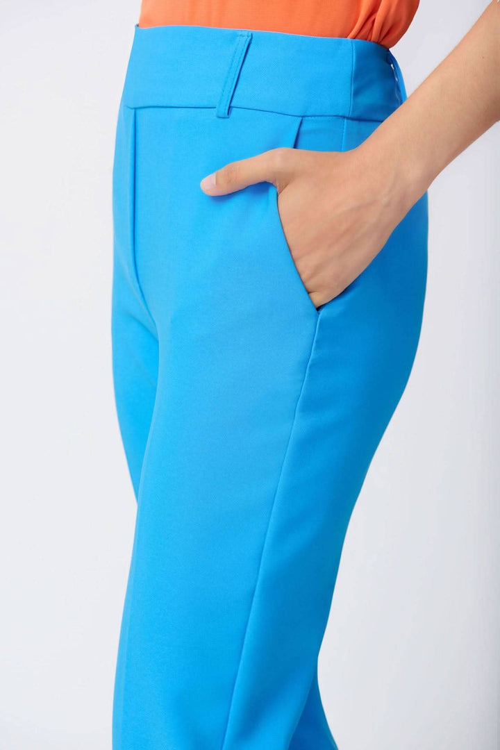Pantalon tailleur droit bleu avec poche latérale et taille haute, parfait pour un look décontracté et élégant.