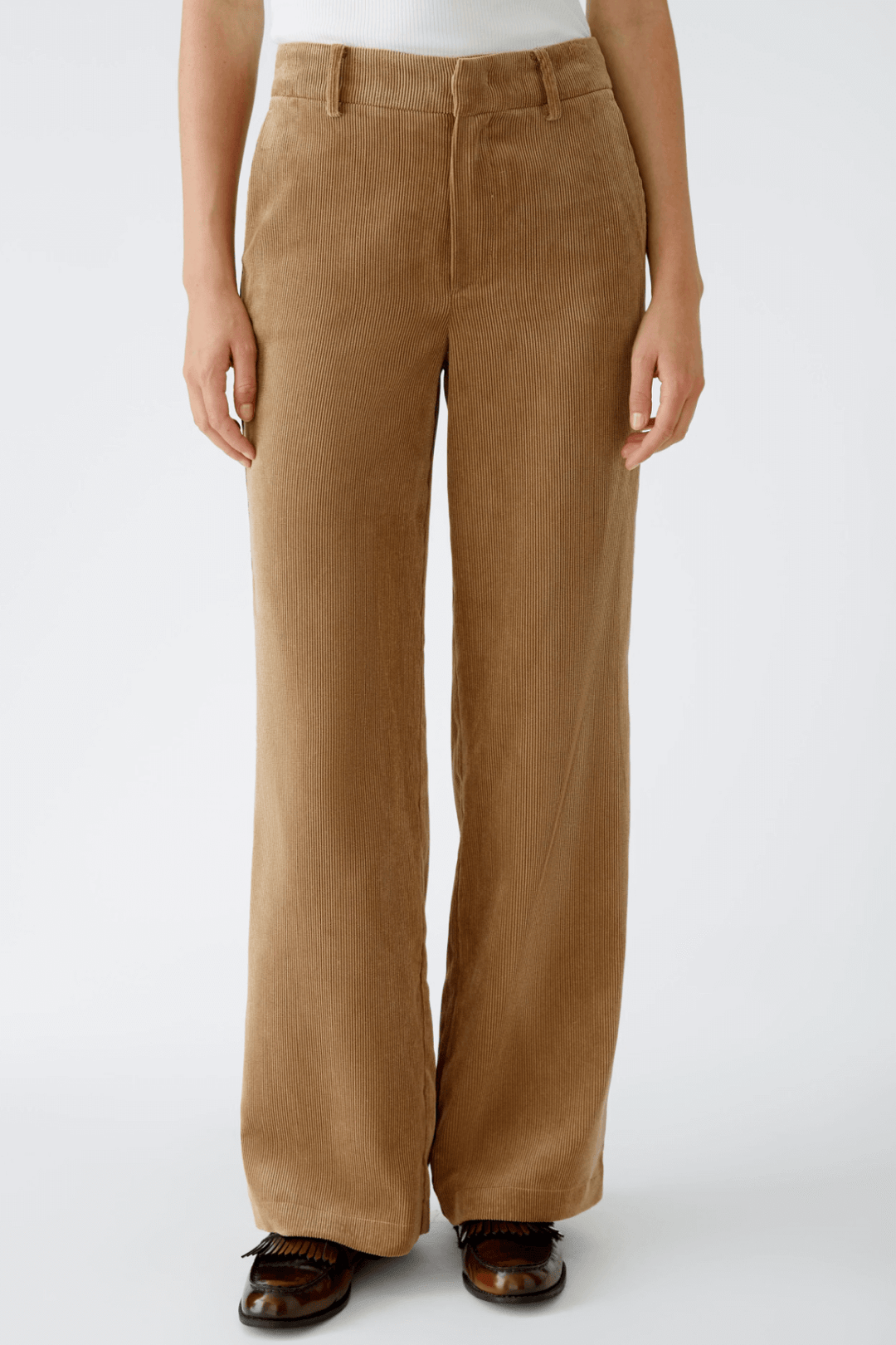 Pantalon en velours côtelé de couleur marron, coupe droite, taille moyenne et poches latérales pratiques.