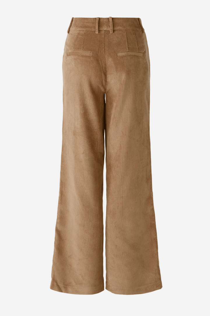 Pantalon velours côtelé à coupe droite, couleur marron, avec poches latérales pratiques et taille moyenne.